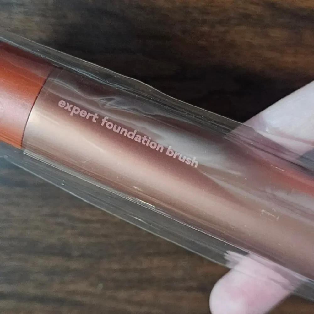 RT REAL TECHNIQUES Expert Foundation Brush 200 ~ NEW